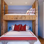 Rustikt sovrum med stor loftbädd