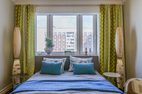 Standard bedroom sa isang maliit na apartment ng lungsod