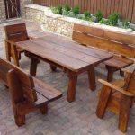 dřevěný stůl a židle s vlastními rukama