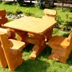 Kır evi için masa ve ağaç sandalyeler