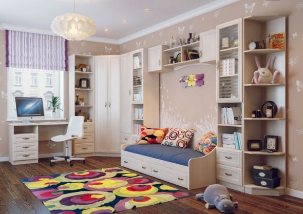 רהיטים בהירים לחדרו של הילד עם מיטה ושולחן