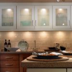 Kumportableng wooden kitchen na may integrated lighting