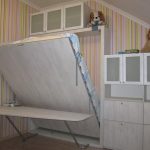 Kumportableng kama para sa nursery sa attic