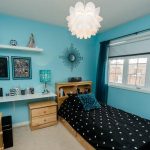 Gezellige kamer voor een tiener in blauwe en zwarte kleuren