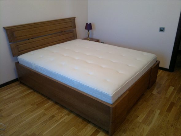 Wysokie drewniane łóżko