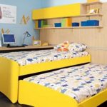 Żółte łóżko rozkładane dla dwojga dzieci