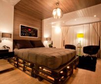 Łóżko drewnianych palet we wnętrzu