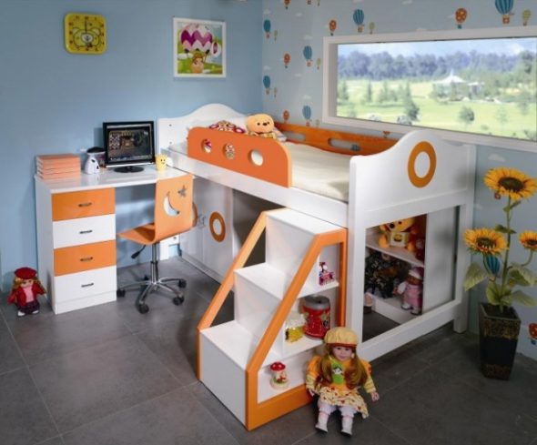Photo of the loft bed with a play area
