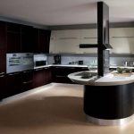 Mutfağın yüksek teknoloji tarzında özgün iç tasarımı