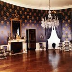 Baroque living room na disenyo sa malalim na lilang, puti at ginto