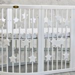 Białe drewniane łóżko z gwiazdami