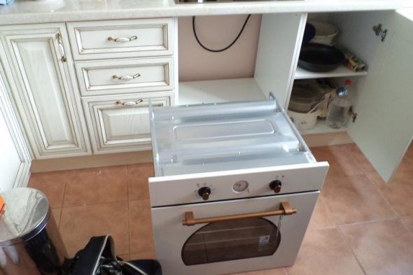 مطبخ أبيض مع صندوق جاهز للأجهزة