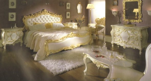 Biały ze złotymi meblami w sypialni