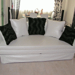 Bijeli i crni okrugli kožni kauč