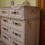 White chest of drawers gamit ang decoupage technique