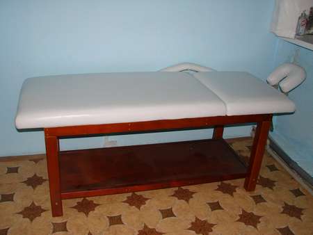 Biały stół w ramie z drewna