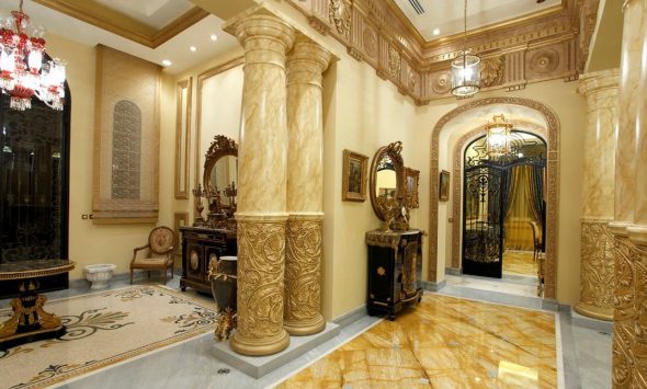 Rig barok interiør ligner et palads med luksuriøse søjler