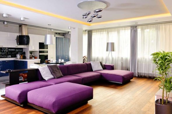 Malaking purple na sofa