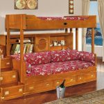 Drewniane łóżko na poddaszu na zamówienie