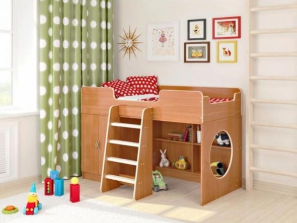 Drewniane łóżko z szafką i półkami