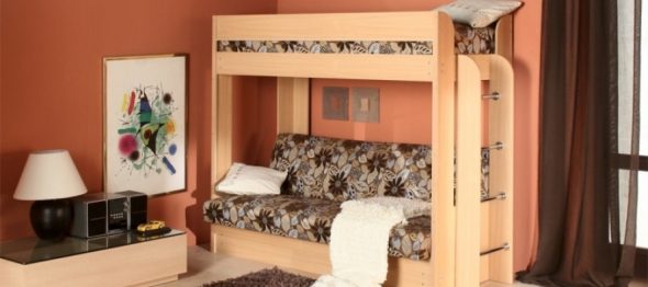 Drewniane łóżko we wnętrzu
