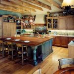 Wooden antique kitchen na may isang isla sa gitna