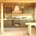 Wooden kitchen sa isang kahoy na bahay