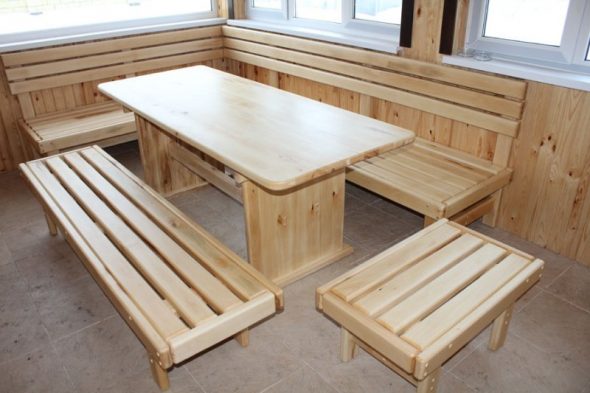 Perabot kayu untuk memberikan tangan mereka sendiri