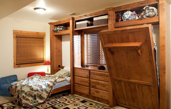 Drewniana ściana z dwoma składanymi łóżkami