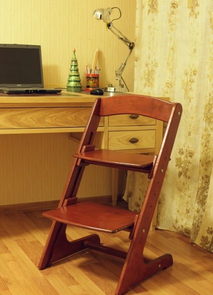 Wooden growing chair for baby