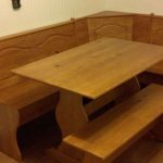 Drewniany aneks kuchenny ze stołem i ławką