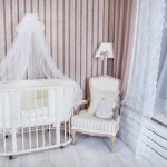 Chambre d'enfants avec un fauteuil pour maman