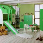 غرفة خضراء للأطفال مع كوخ