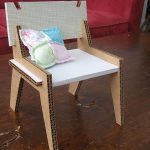 Kinderstoel gemaakt van karton