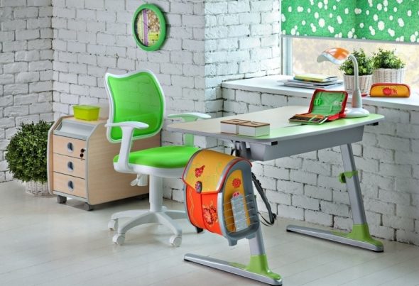 Green computer chair para sa isang bata