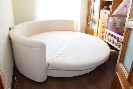 Sofa bed round sa isang maliit na silid