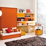 Oranžinė miegamoji sofa miegamajame