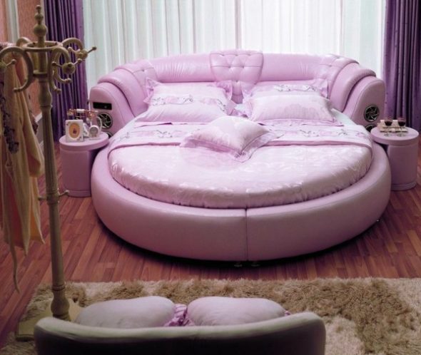 The design of a very delicate bedroom with an unusual round bed