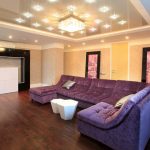 Violetinė sofa svetainėje, minimalistinio stiliaus