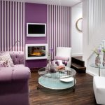 Violetinė sofa mažoje svetainėje