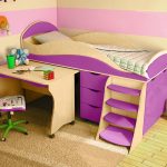 Fioletowe łóżko na poddaszu dla dziecka powyżej 3 lat