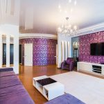 Violetinė tapetai ir sofa sofa