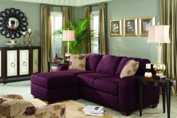 Fioletowa sofa do przytulnego salonu