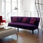 Violetinė sofa su bordo kojos pagalvėmis