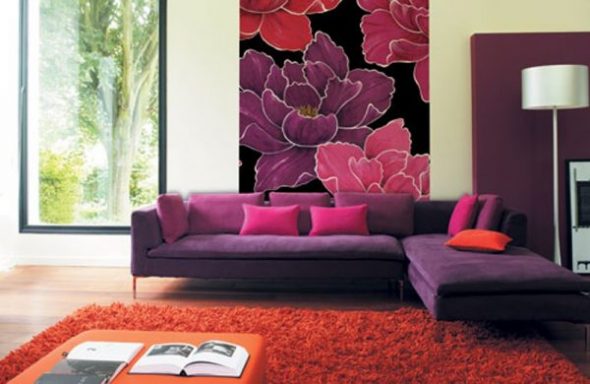 Svetainė su violetine sofa ir bordo pagalvėmis