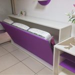Horizontální skládací postel ve fialové barvě