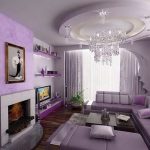 Klasikinis svetainės numeris su židiniu ir violetine sofa