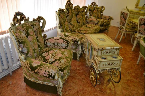 Królewski luksus w meblach do salonu