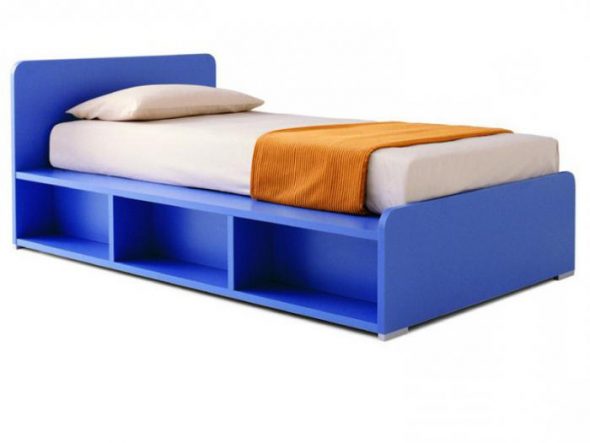 Piękne niebieskie łóżko z płyty wiórowej