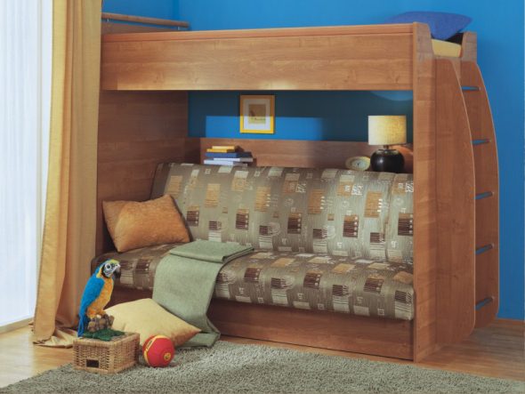 Kumportableng wooden loft bed na may sopa